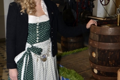 Bayerische Bierkönigin lernt Anzapfen 2016