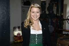 Bayerische Bierkönigin lernt Anzapfen 2016