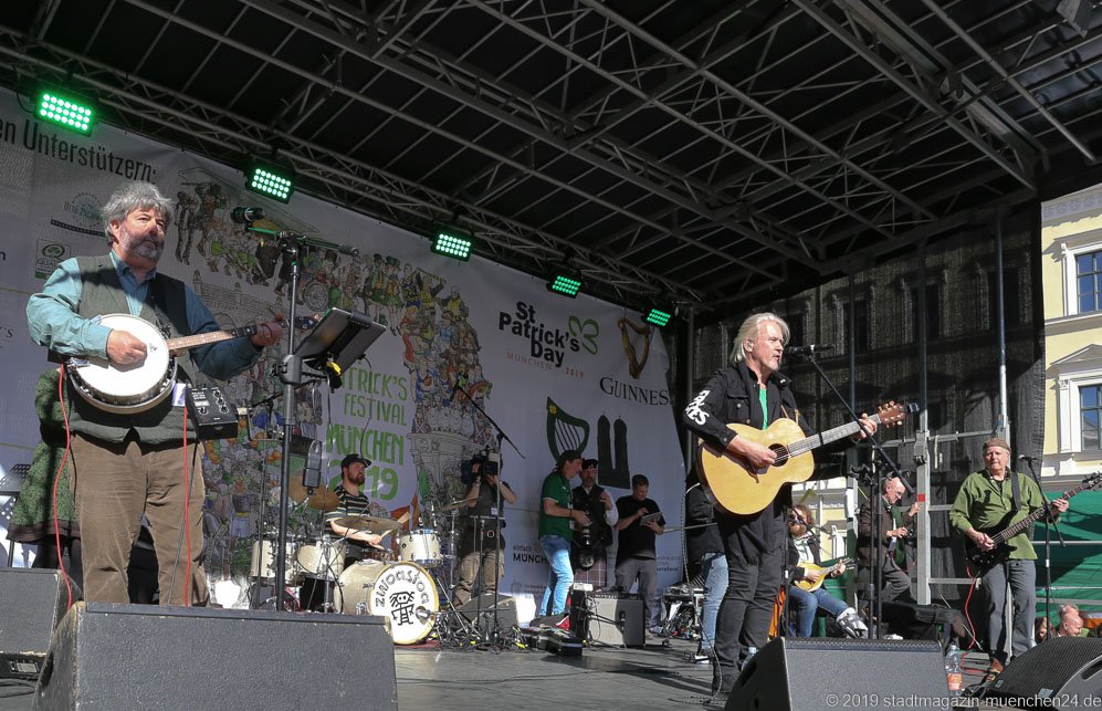 Paul Daly Band mit Johnny Logan (Mitte), After Parade Party St. Patricks Day am Wittelsbacher Platz in München 2019