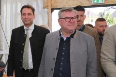 Georg Eisenreich und Josef Schmid (re.), Politischer Frühschoppen der CSU am Aubinger Herbstfest an der Balantwiese in München-Aubing 2023