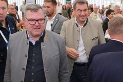 Josef Schmid und Dr. Markus Söder (re.), Politischer Frühschoppen der CSU am Aubinger Herbstfest an der Balantwiese in München-Aubing 2023