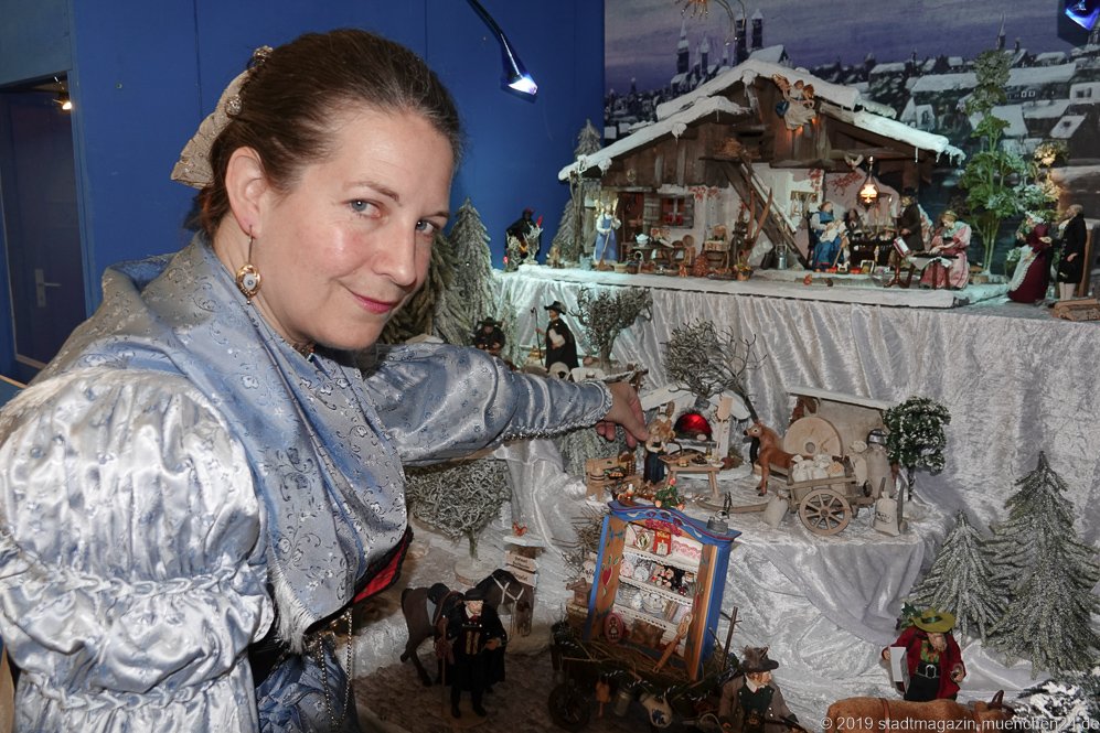Nadine Kagerer stellt ihre Haidhauser Krippe mit Szenen aus der Münchner Vorstadt vor, Ausstellung Weihnachtszeit in München in der Rathausgalerie am Marienplatz 2019