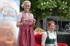 Vroni Ettstaller und Sarah Jäger (re.), Die neue Bierkönigin Sarah Jäger 2021
