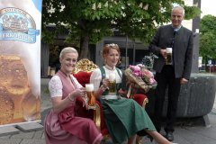 Vroni Ettstaller, Sarah Jäger, Dr. Michael Möller (von li. nach re.), Die neue Bierkönigin Sarah Jäger 2021