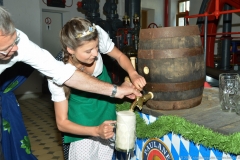 Bayerische Bierkönigin lernt Anzapfen 2017