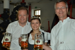 Bayerische Bierkönigin lernt Anzapfen 2017