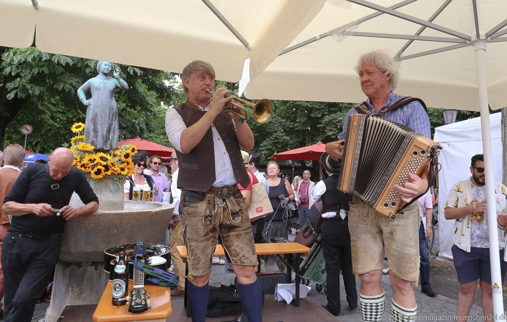 Franze und sei Spezi,  Brunnenfest  am Viktualienmarkt in München 2019