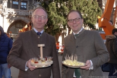 Bürgermeister von Farchant Martin Wohlketzetter und Manuel Pretzl (re.), Der Christbaum  2018  für den Marienplatz kommt aus Farchant