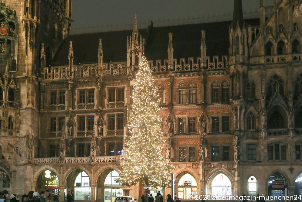 Der Christbaum am Marienplatz leuchtet