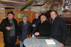 Manfred Zehle (li.), Paul Daly (2. von li.), Helmut Pfundstein (2. von re.), Christkindlmarkt am Sendlinger Tor in München 2018