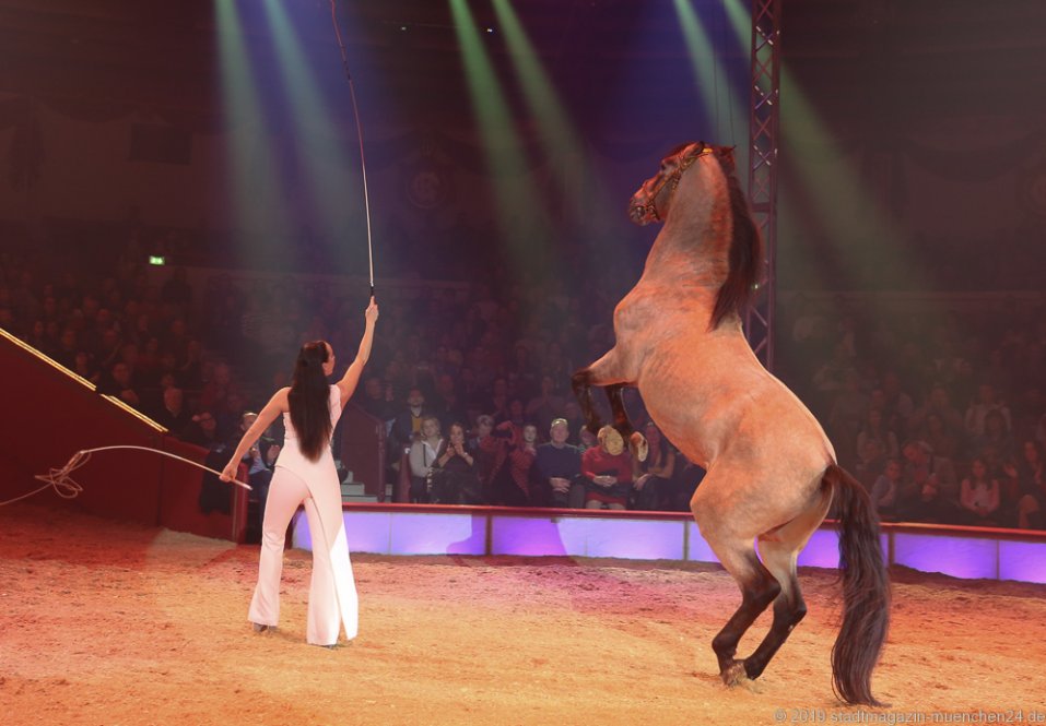 Jana Lacey-Krone, Show der schönen Pferde, Premiere 1. Winterprogramm Circus Krone in München  2019