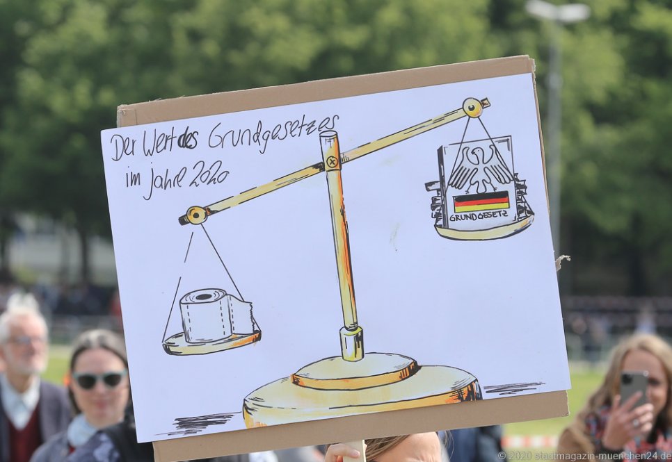 Demo gegen Coronamaßnahmen auf der Theresienwiese in München 2020