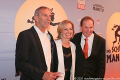 Werner Steer, Carmen Bayer, Carl Philip von Maldeghem (von li. nach re.), Premiere des Musicals Der Schuh des Manitu im Deutschen Theater in München 2021