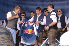Stephan Schneider, Michael Wolf, Bernhard Winkler (von li. nach re.), EHC Red Bull Saisonabschlussfeier vor der Olympia-Eishalle in München 2019