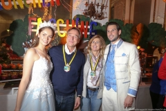 Saraah I. mit Eltern und Fabrician I., Einzug Narrhalla Prinzenpaar Sarah I. und Fabrician I. in das Hotel Bayerischer Hof in München 2019