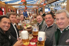 Jens Röver (2. von li.), Gabriele Neff (3. von li.), Thomas Schmid (3. von re.), Andreas Dräger (2. von re.), Wolfgang Wenger (re.), Eröffnung Frühlingsfest auf der Theresienwiese in München 2019