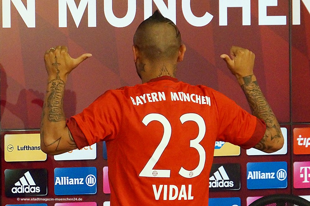 Arturo Vidal im neuen FC Bayern Trikot