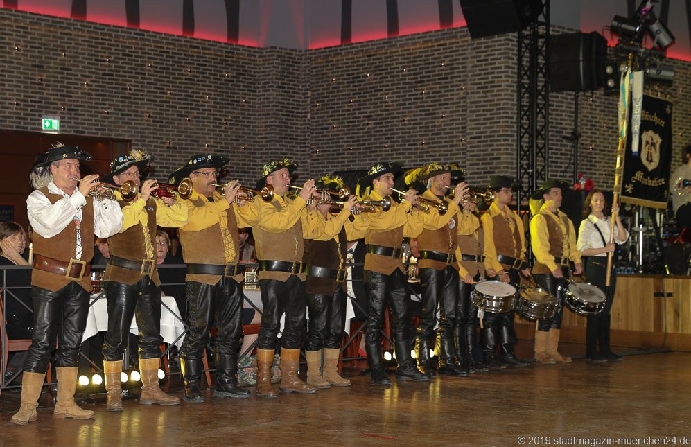 Fanfarenzug Münchner Musketiere beim 52. Gardetreffen am Nockherberg in München 2019