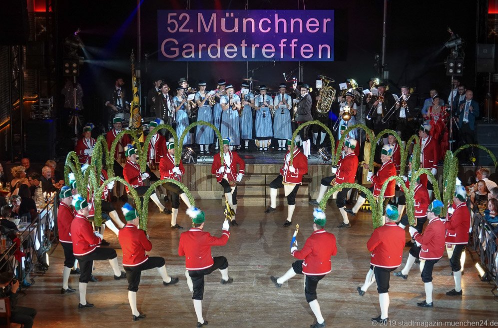 Schäfflertanz am 52. Gardetreffen am Nockherberg in München 2019
