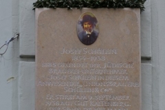 Zur Erinnerung an die jüdische Familie Schülein wurden am 8.11.2018 zwei Gedenktafeln am ehemaligen Unionsbräu in der Einsteinstraße 42 angebracht.