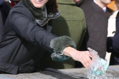 Kristina Frank, Geldbeutelwaschen am Fischbrunnen in München 2020
