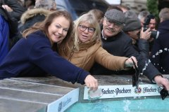 Ulrike Grimm, Gabriele Neff, Otto Seidl (von li. nach re.), Geldbeutelwaschen am Fischbrunnen in München 2020