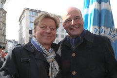Wolfgang Fischer, und Dr. Lothar Ebbertz (re.), Geldbeutelwaschen am Fischbrunnen in München 2020