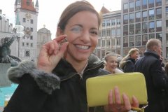 Kristina Frank, Geldbeutelwaschen am Fischbrunnen in München 2020