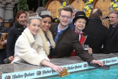 Sophie I., Désireé I, Moritz II, Marlon I. (von li. nach re.), Geldbeutelwaschen am Fischbrunnen in München 2020