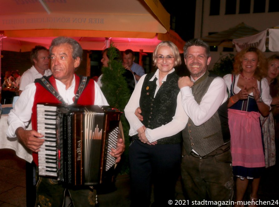Bayern-Hans,  Andrea Meyer,  Michael Kardaschenko (von li. nach re.), Herbstfest im Café Guglhupf in München  2021