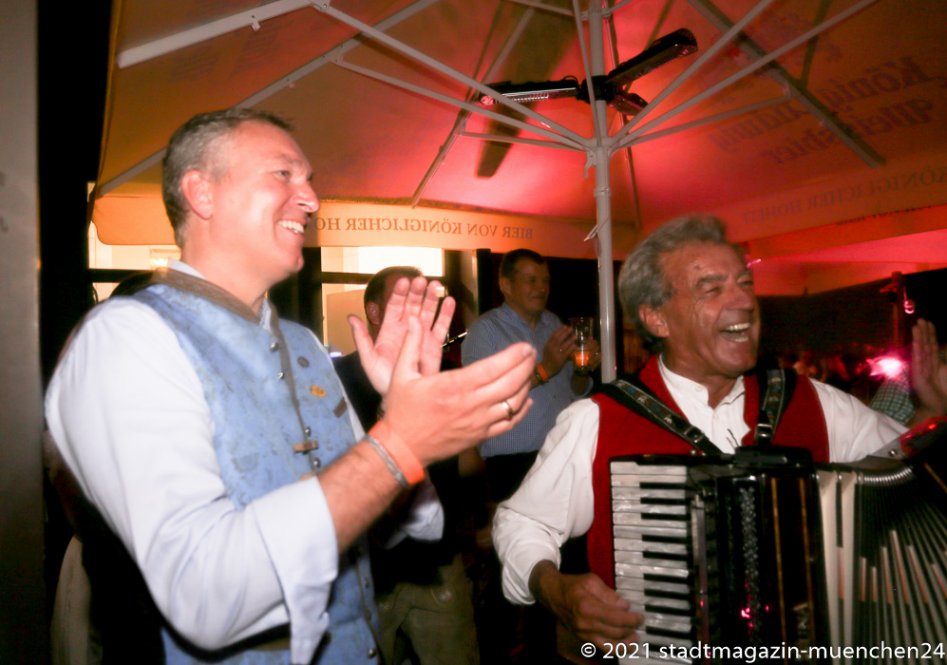 Dr. Marc Eisenbarth und Bayern-Hans (re.), Herbstfest im Café Guglhupf in München  2021