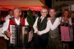Bayern-Hans,  Andrea Meyer,  Michael Kardaschenko (von li. nach re.), Herbstfest im Café Guglhupf in München  2021