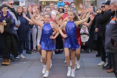 Erster Auftritt der Kinder- und Jugendgarde bei der Inthronisation der Narrhalla Prinzenpaare am Marienplatz in München 2023