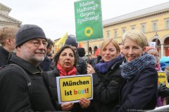 Gülseren Demirel,  Katharina Schulze,  Katrin Habenschaden (von li. nach re.), Just don`t it. Kundgebung gegen AFD und rechten Terror am Max-Joseph-Platz in München 2020