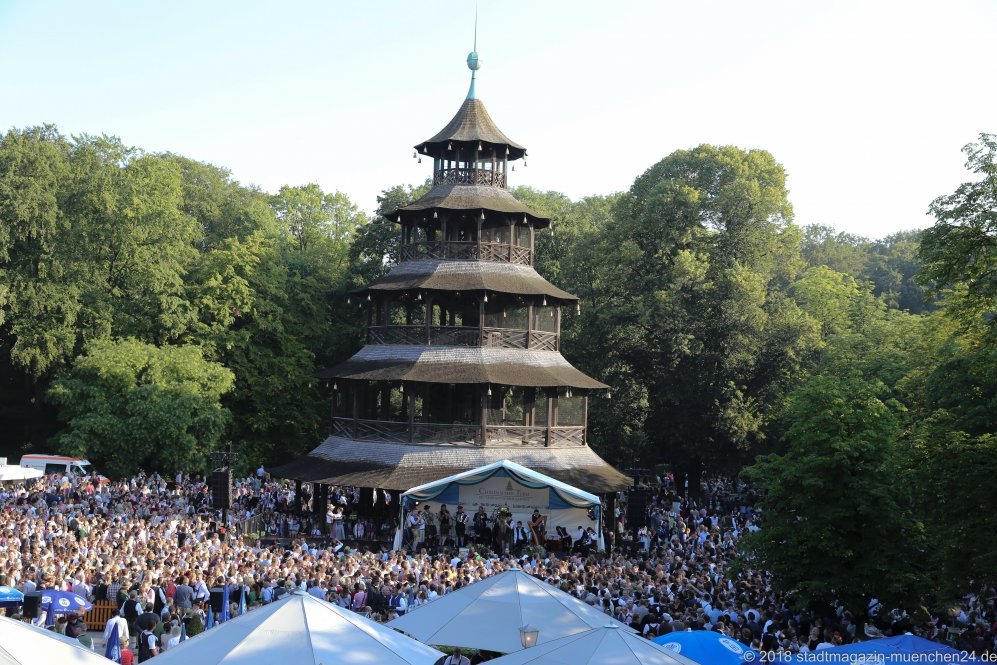 Kocherlball am Chinesischen Turm im Englischen Garten in München 2018