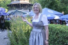 Antje Schneider, Kocherlball am Chinesischen Turm im Englischen Garten in München 2022
