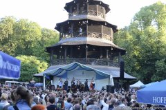 Kocherlball am Chinesischen Turm im Englischen Garten in München 2022