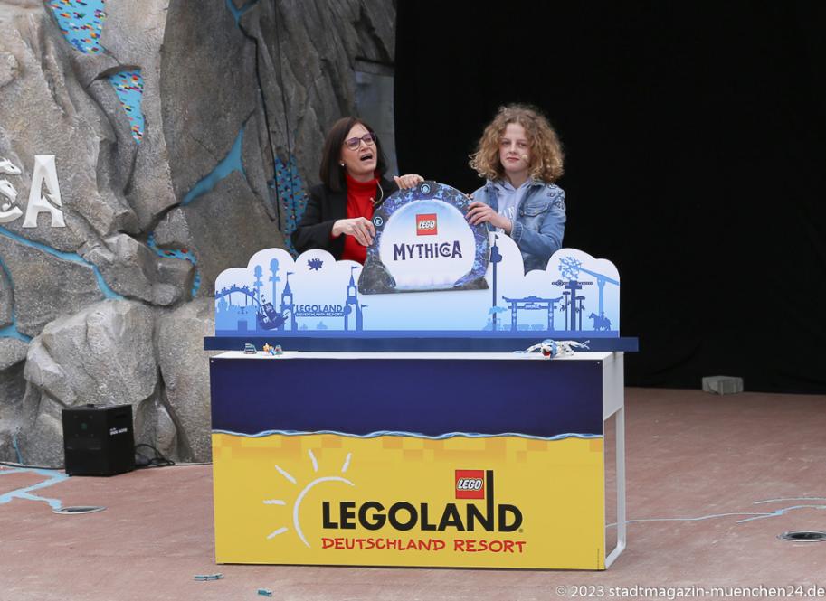Manuela Stone (li.), Eröffnung neuer Themenbereich Mythica  im Legoland in Günzburg 2023