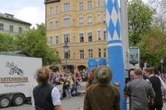 Haidhausen hat wieder einen Maibaum. Maibaumaufstellen am Wiener Platz in München 2023