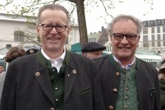 Martin Leibhard und Werner Mayer (re.), 60 Jahre Maibaum am Viktualienmarkt in München 2022