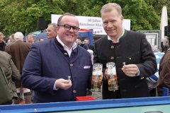 Clemens Baumgärtner und Andreas Steinfatt (re.), 60 Jahre Maibaum am Viktualienmarkt in München 2022