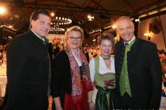 Angela Inselkammer (2. von li.), Irmgard und Dr. Michael Möller 8von li. nach re.)