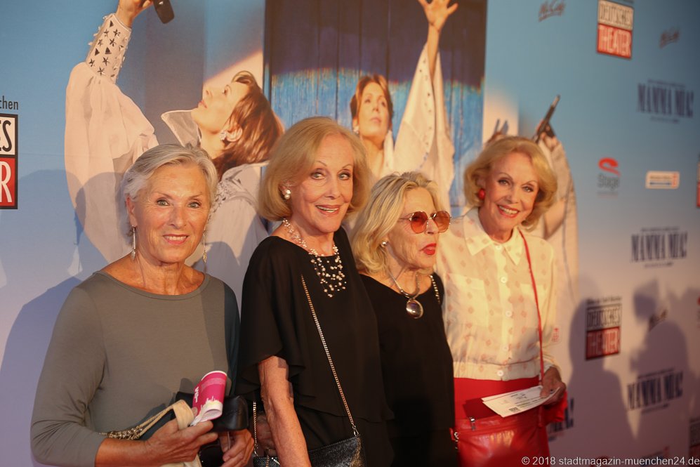 Alice und Ellen Kessler (2. von li. und re.), Mamma Mia! Das Musical mit den größten Hits von ABBA im Deutschen Theater in München 2018