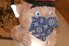 Das Münchner Kindl nimmt Aloisius nach 2 Jahren die Maske ab, im Hofbräuhaus 2022
