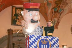 Das Münchner Kindl nimmt Aloisius nach 2 Jahren die Maske ab, im Hofbräuhaus 2022