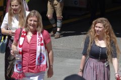 Anja Berger und Margarethe Stadlbauer (re.), Meisterfeier FC Bayern am  Rathausbalkon in München 2022