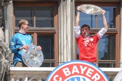 Manuel Neuer und Thomas Müller 8re.), Meisterfeier FC Bayern am  Rathausbalkon in München 2022