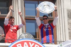 Thomas Müller und Robert Lewandowski (re.), Meisterfeier FC Bayern am  Rathausbalkon in München 2022