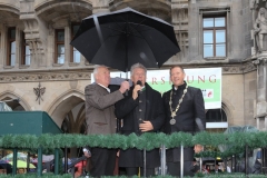 Franz Xaver Peteranderl, Dieter Reiter, Andreas Gassner (von li. nach re.), Metzgersprung im Fischbrunnen am Marienplatz in München 2019