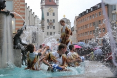 Metzgersprung im Fischbrunnen am Marienplatz in München 2019